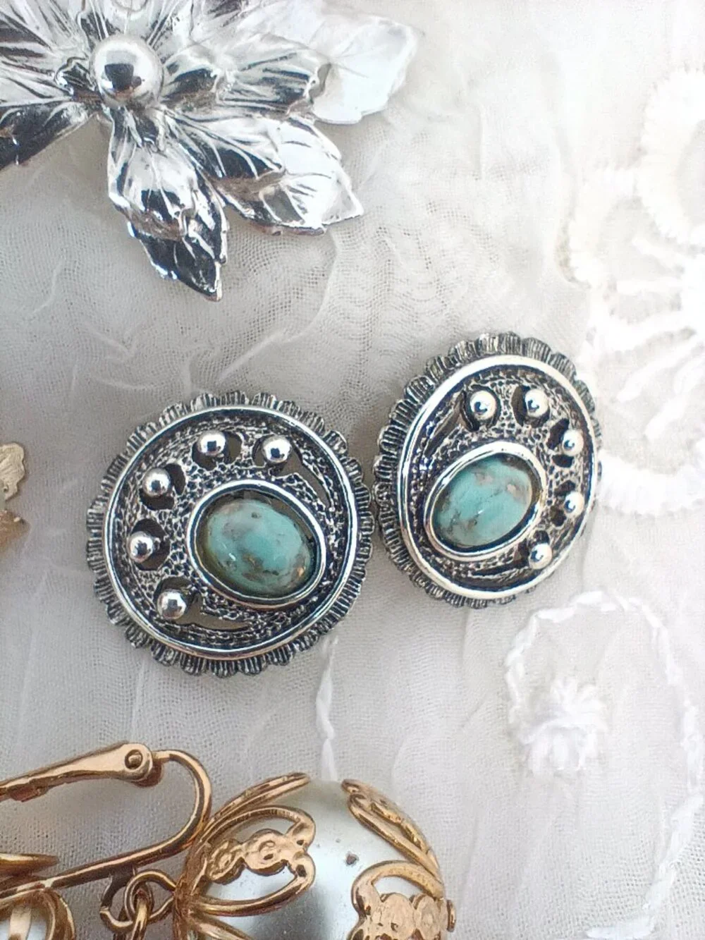 lot of Sarah Coventry Earrings Gold Tone Clip On's Whispering Leaf, Dangle Pearl - Picture 6 of 11